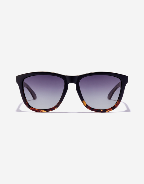 Gafas de sol de pasta color negro y lentes azules